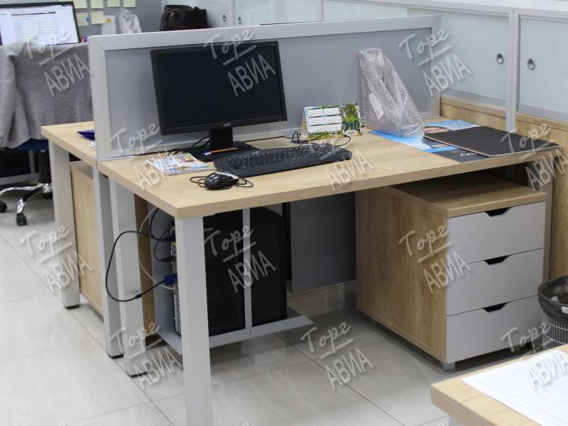 Рабочий стол на металлокаркасе с подставкой для системного блока
